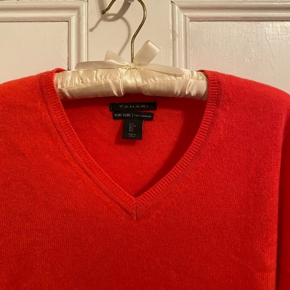 Tahari CASHMERE sweater v-neck 💯cashmere! - Picture 2 of 4